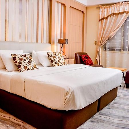Golfview Suites & Conference Center Ikeja Buitenkant foto