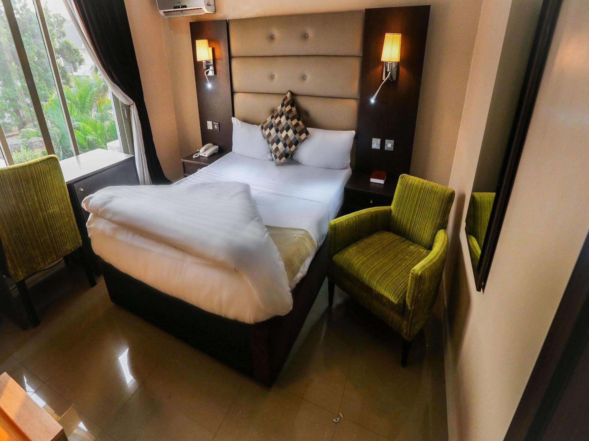 Golfview Suites & Conference Center Ikeja Buitenkant foto