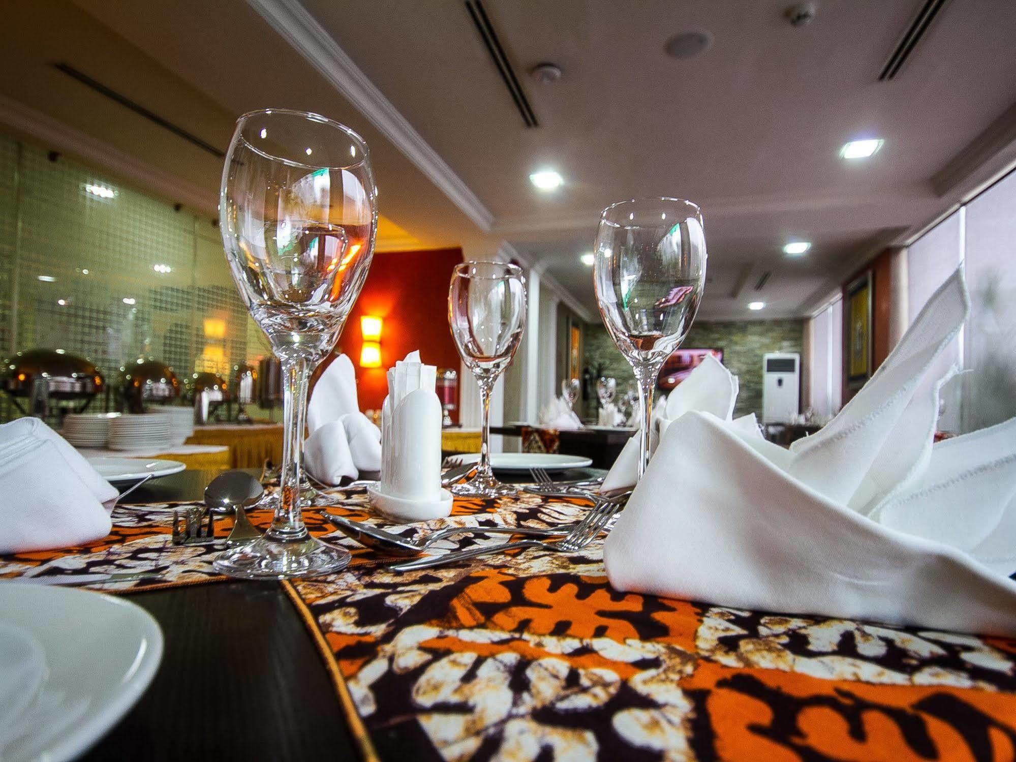 Golfview Suites & Conference Center Ikeja Buitenkant foto
