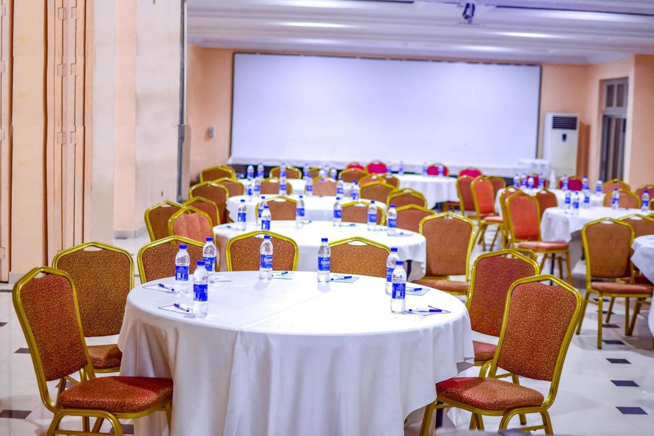 Golfview Suites & Conference Center Ikeja Buitenkant foto